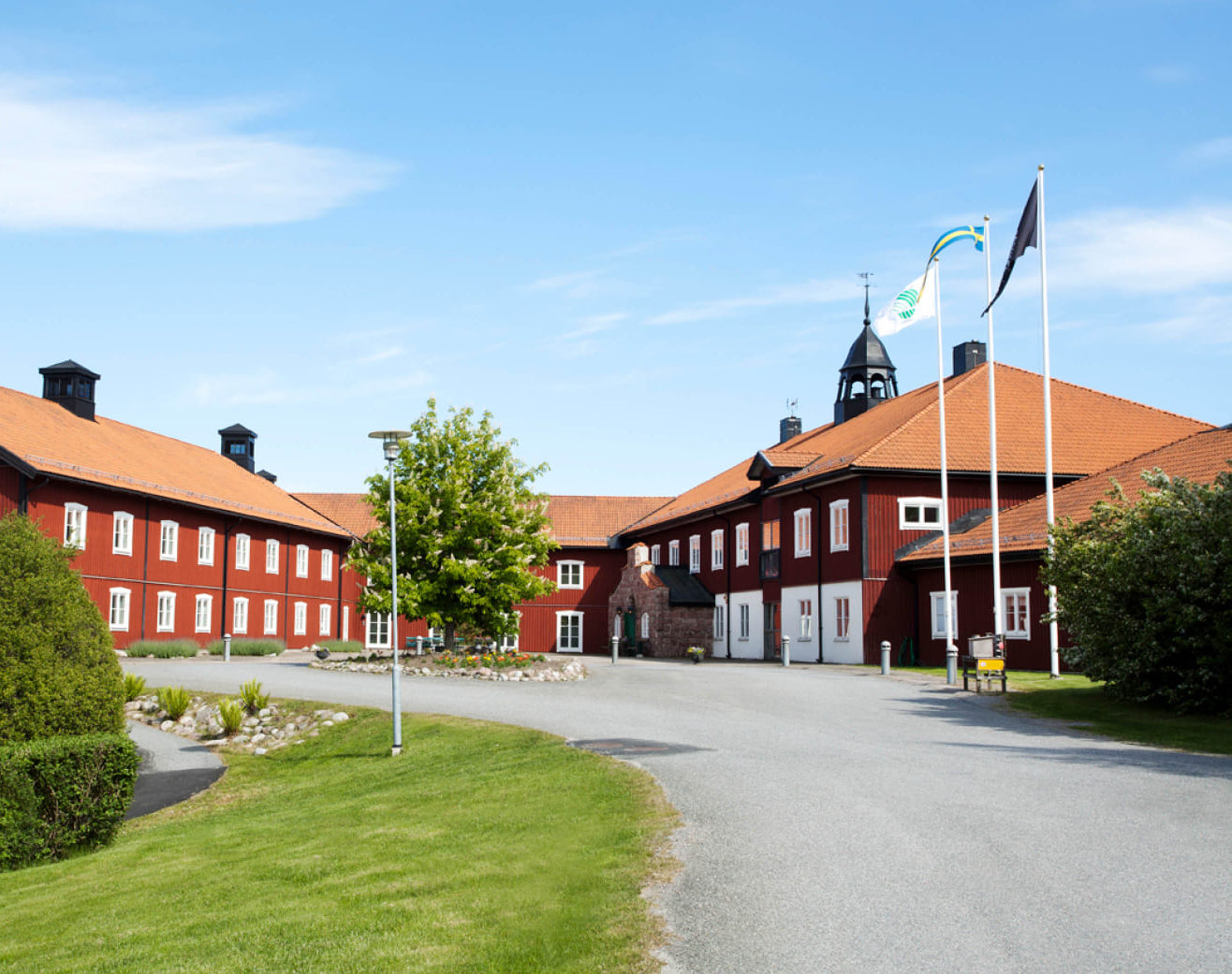 stort och lantligt hus med vita knutar FågelbroHus