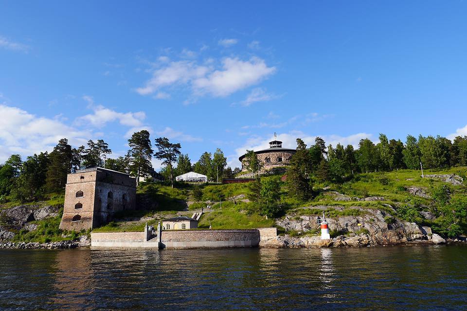 fredriksborgs fästning gamla stenbyggnader med sjöutsikt