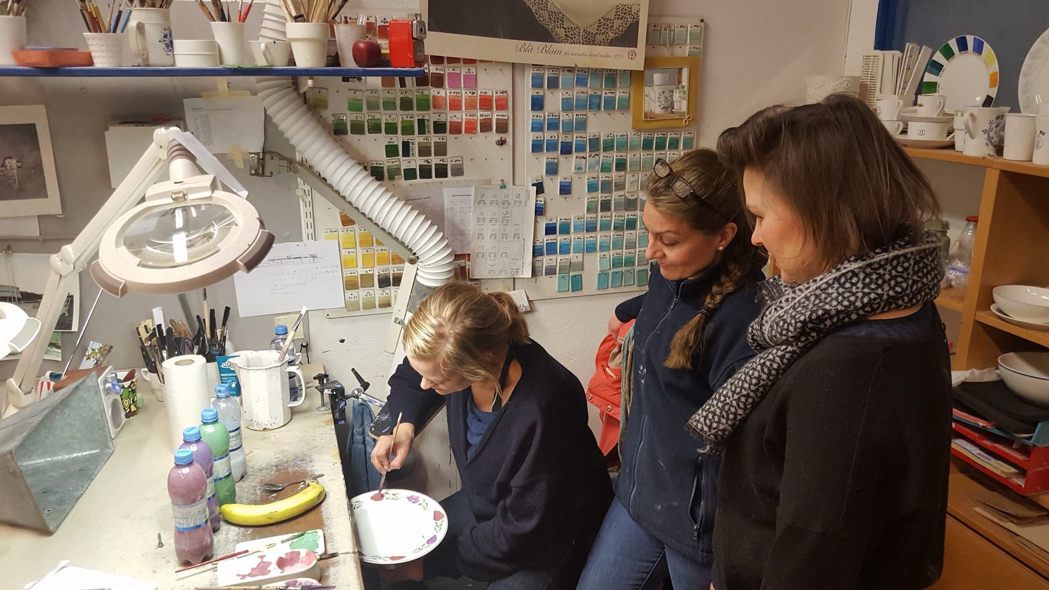 målar porslin på gustavsbergs porslinsfabrik