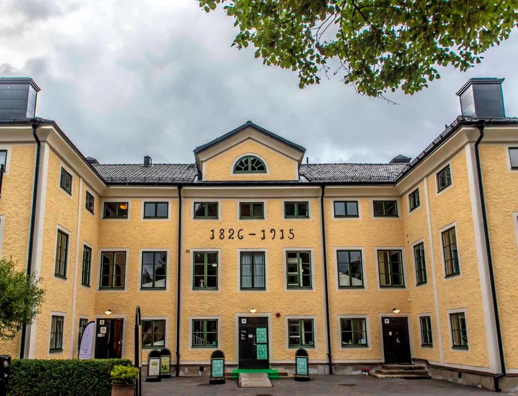 gustavsbergs konsthall stort propert gult hus