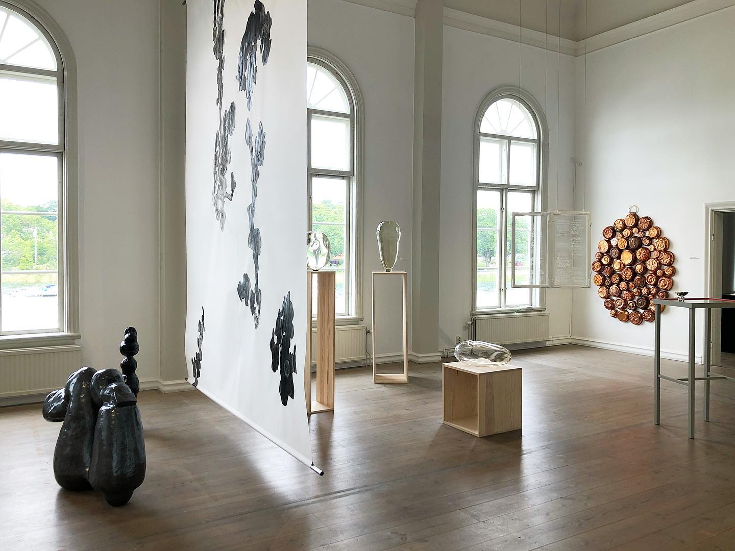 konstutställning i ett stort ljust rum med stora fönster Gustavsbergs konsthall