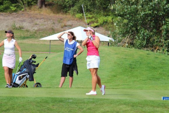 grupp som spelar golf