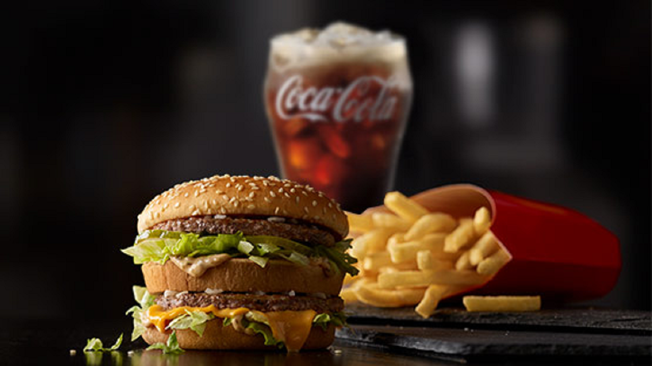 dubbel-hamburgare med coca cola och pomesfrites